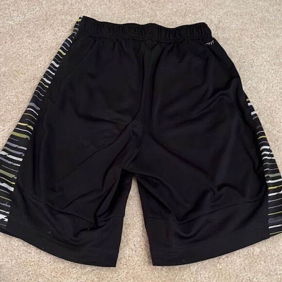 BOYS NIKE SHORTS SIZE MEDIUM! - Picture 5 of 7